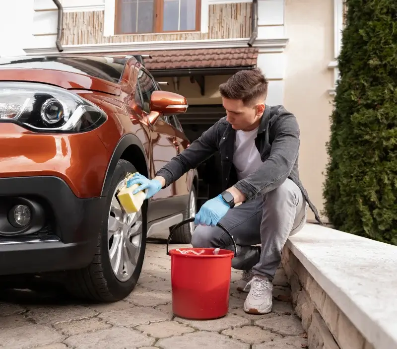 Lavage auto à domicile Noyal-Muzillac : professionnel intervenant sur un véhicule